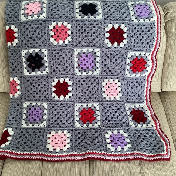 Vintage New Handmade Gray Multi Color Granny Square Afghan - Picture 8 of 10
